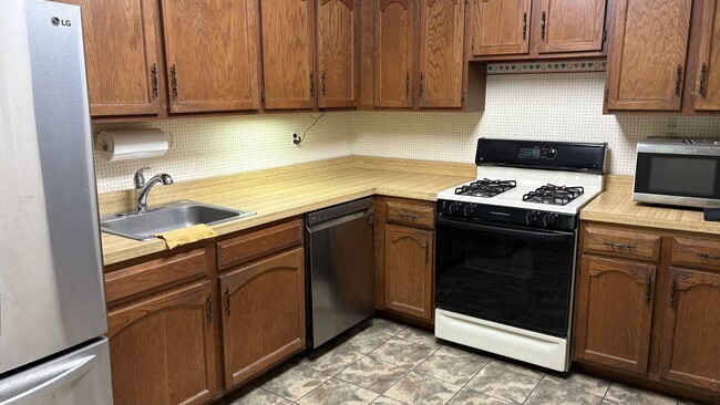 Building Photo - 220-75-220-67 67th Ave Unit 3C