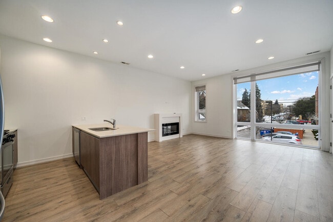 Photo - 4119 N Narragansett Ave Unidad 101