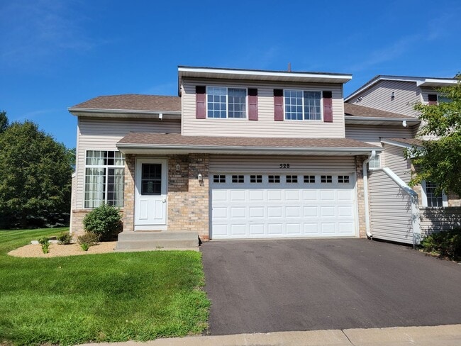 Building Photo - Spacious End Unit Townhouse