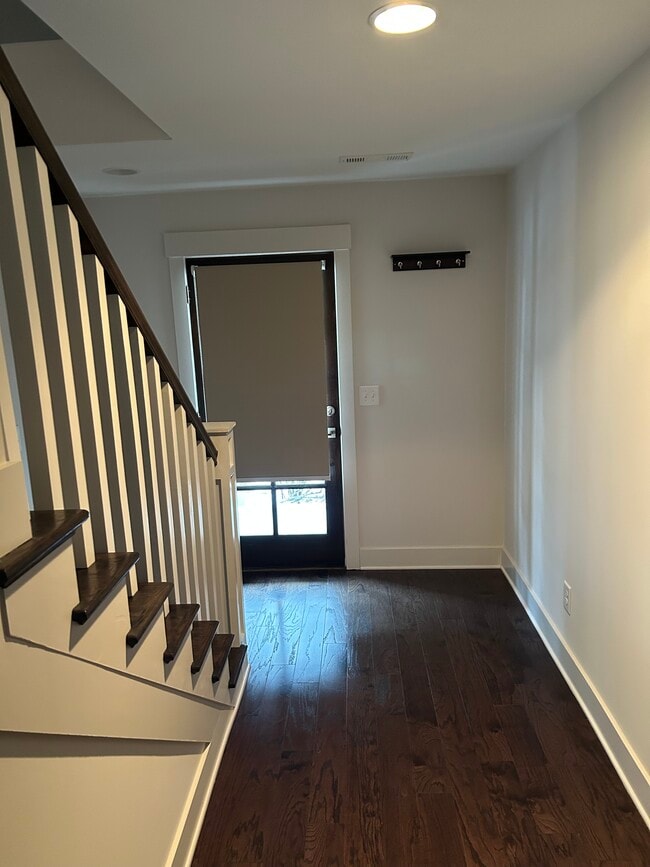 Photo - 606 Centerpoint Ln