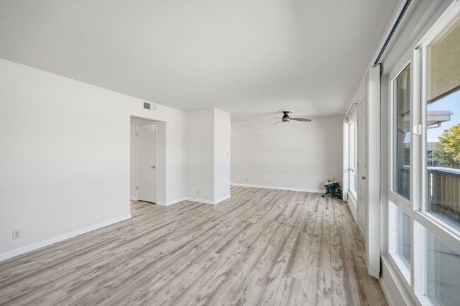 Building Photo - 401 Whitehall Rd Unit 409D