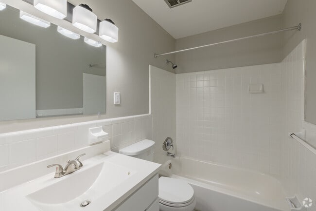 2BR, 1BA - 650SF - Bathroom - The Ranches Of Rosebrook