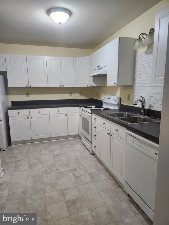 Photo - 1234 Oakwood Dr