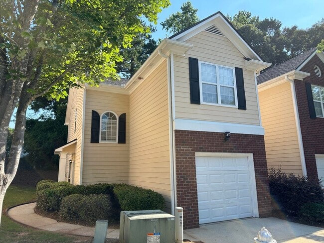 Building Photo - Great location, like new everything, stainless appliances, 1 car garage, hardwoods and tile floor...