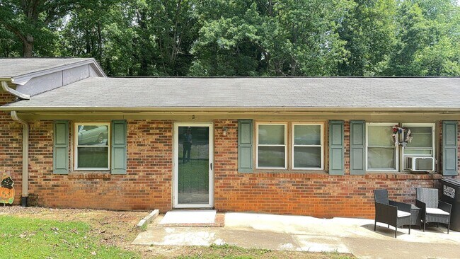 SRP-SH048-2033 Fallsdale Drive 1-4 - SRP-SH048-2033 Fallsdale Drive 1-4 Unit Apt #2