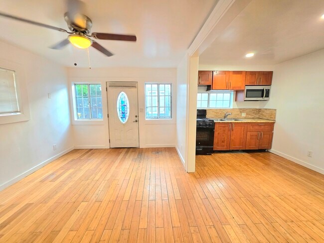 Building Photo - 1361 W Vernon Ave Unit 1361 W. Vernon Ave. Newly Renovated +A/C