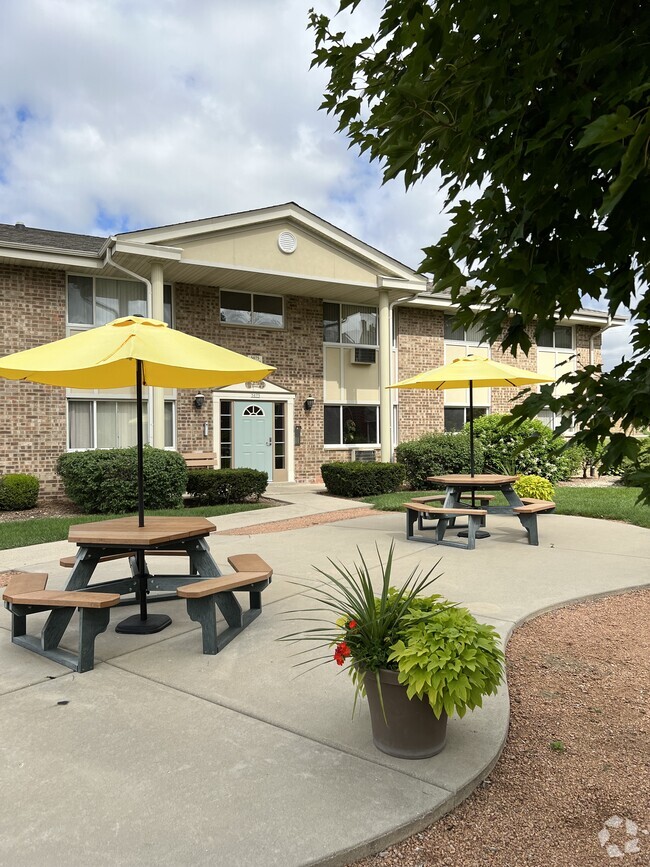 Courtyard with BBQ Patios - Village In The Park Rental