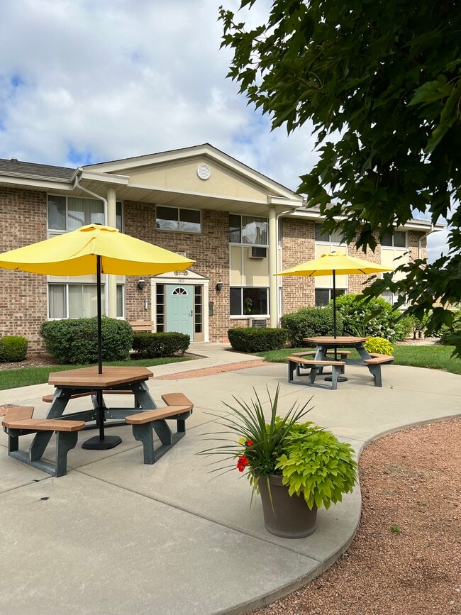 Courtyard with BBQ Patios - Village In The Park Apartments