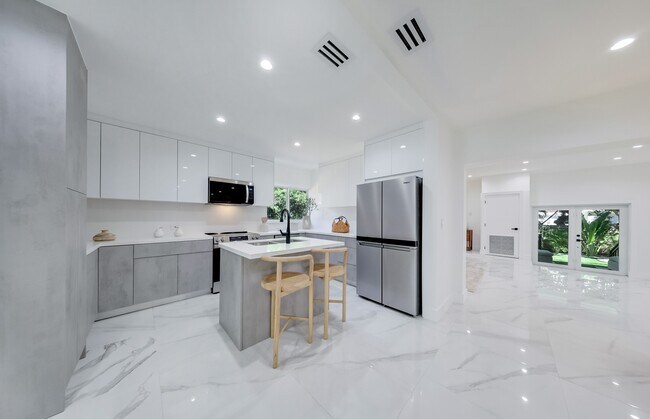 Photo - 871 NE 81st St