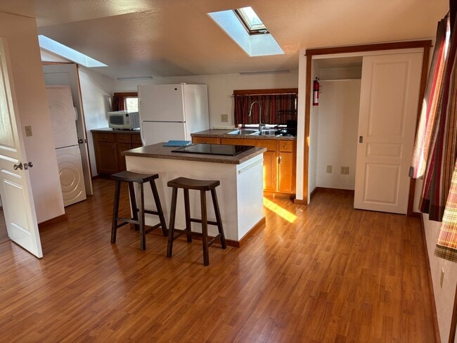 Building Photo - Above Garage 1 Bd with W/D in Unit!