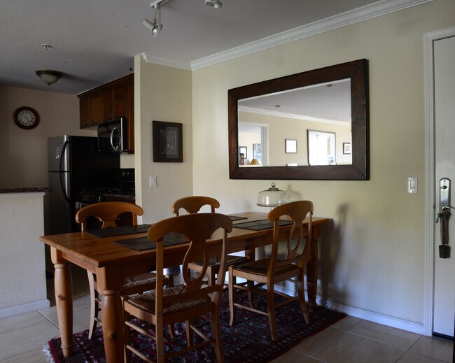 Photo - 7320 Hawthorn Ave Unidad 205