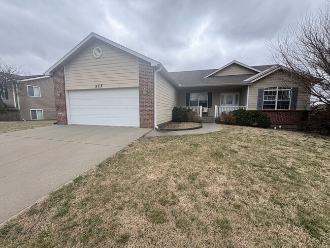 Building Photo - Spacious west side 3 Bedroom, 2 Bath home, close to Ft. Riley!