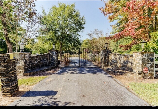 Building Photo - 2017 Gregg Rd Rental