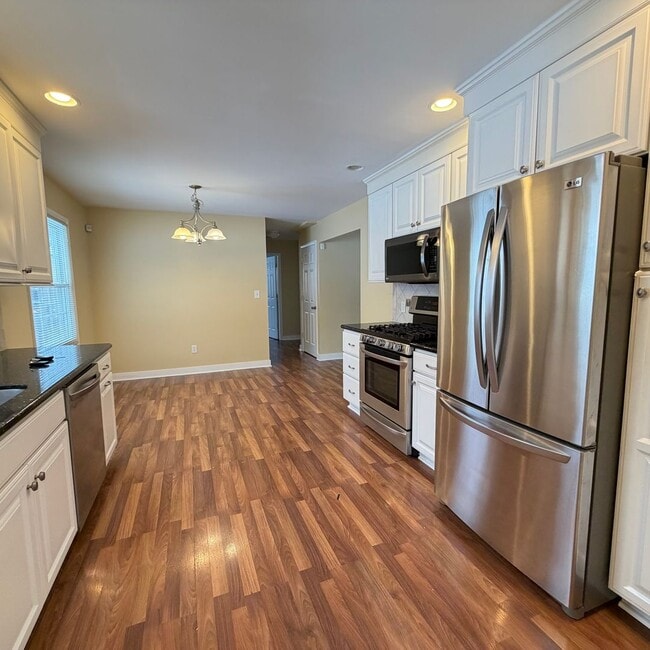 Building Photo - Four Bedroom Home in Forest Hills Schools!