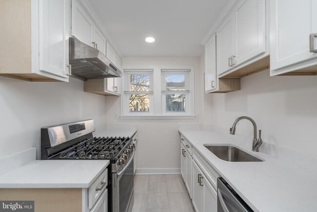 Building Photo - 116 S Durham St Rental