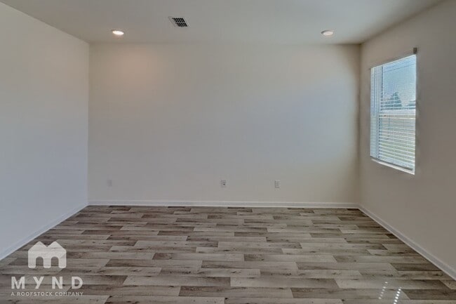 Photo - 354 Rayland St