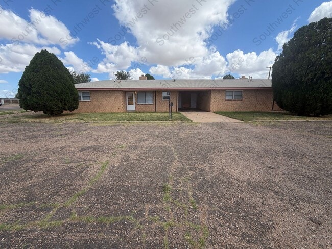 Building Photo - Spacious 2 Bedroom 1 bath duplex