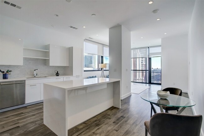Building Photo - 1211 Caroline St Unit 1001 Rental