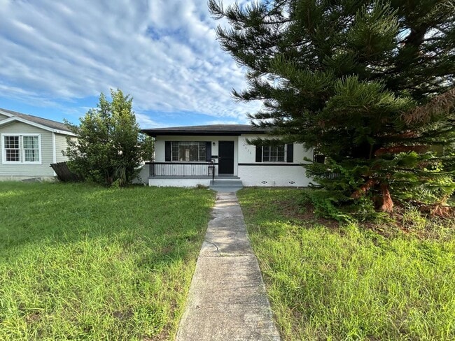 "Charming 3-Bedroom Home in St. Petersburg with Spacious 1,199 Sq Ft Layout!"