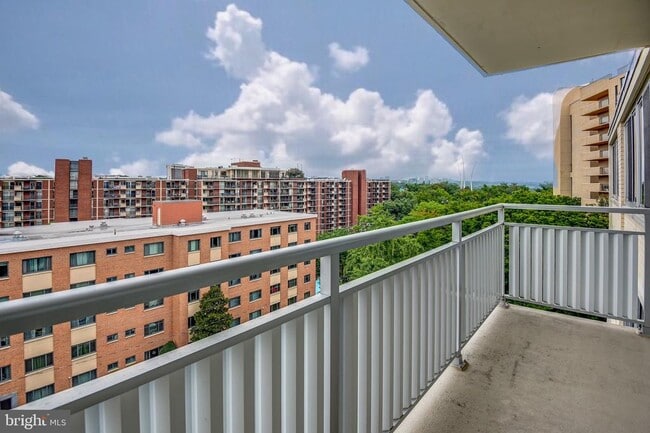 Building Photo - 1301 S Arlington Ridge Rd Unit 811