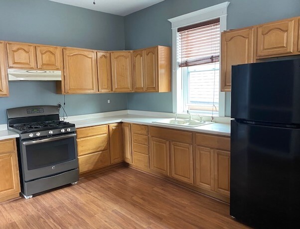 Spacious kitchen - 10422 S Avenue L Apartments Unit 2