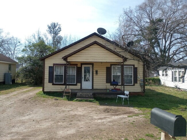 Building Photo - "Charming 2-Bedroom Retreat in Laurens - Perfect Comfort Awaits!"