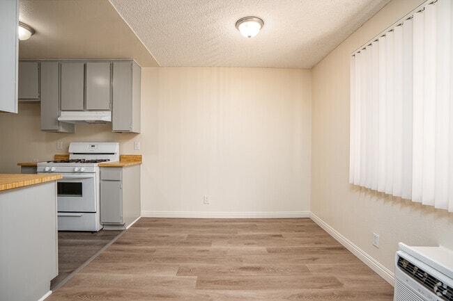 1BR, 1BA - 576SF - Dining Room - 7762 Foothill Blvd