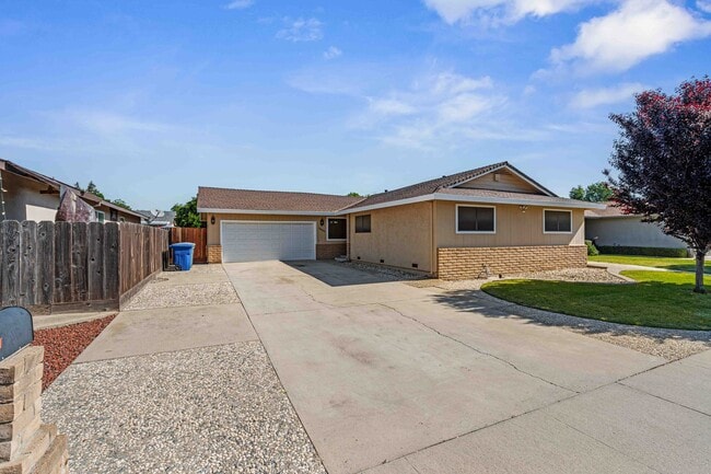Photo - 2025 Sweetwater Dr