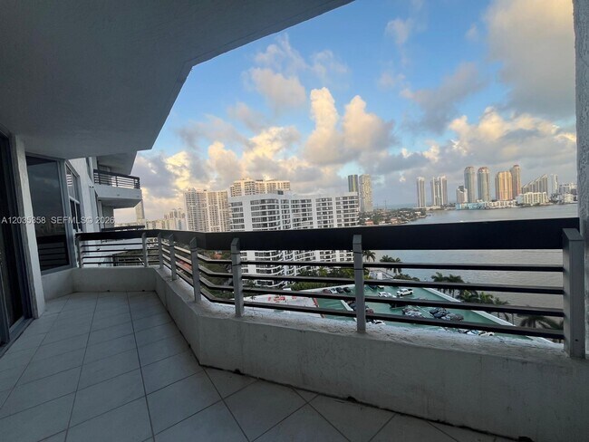 Photo - 3530 Mystic Pointe Dr Unidad 1711