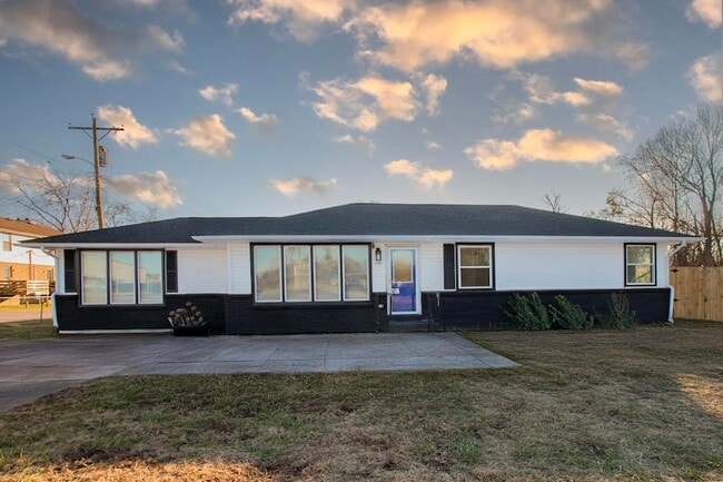 Building Photo - 1111 Westchester Dr