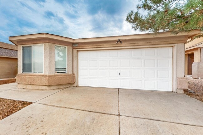 Photo - 9000 Violet Orchid Tr SW