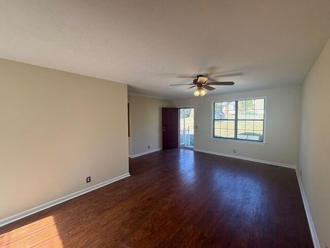 Photo - 3 Bed/2 Bath with Deck/Yard in quite neigh...