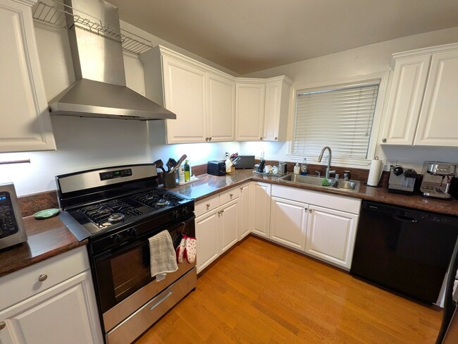 Building Photo - 583 Hayes St Unit 2