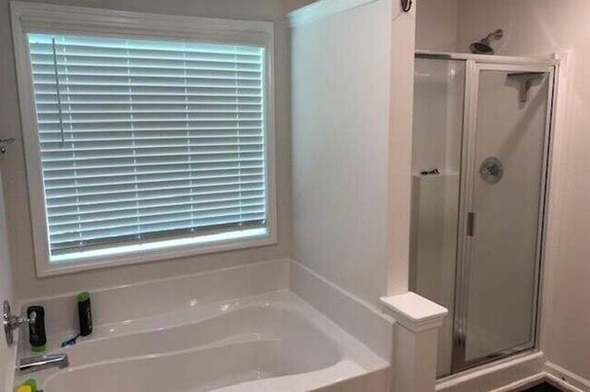 Photo - 4Bed/2.5Bath 2729 sq ft home located in Burnside Farms