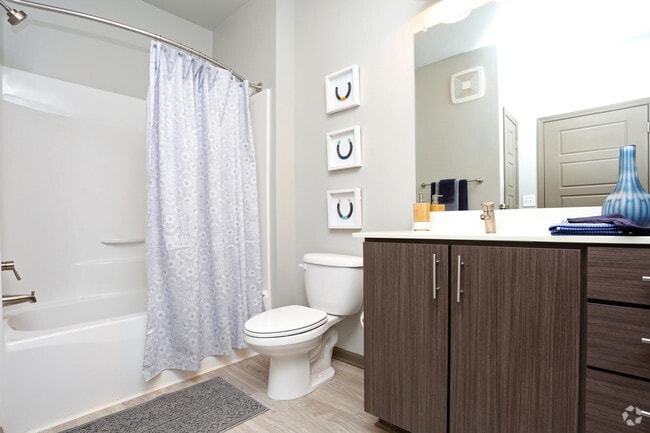 2BR, 2BA - 1,102 SF - Bathroom