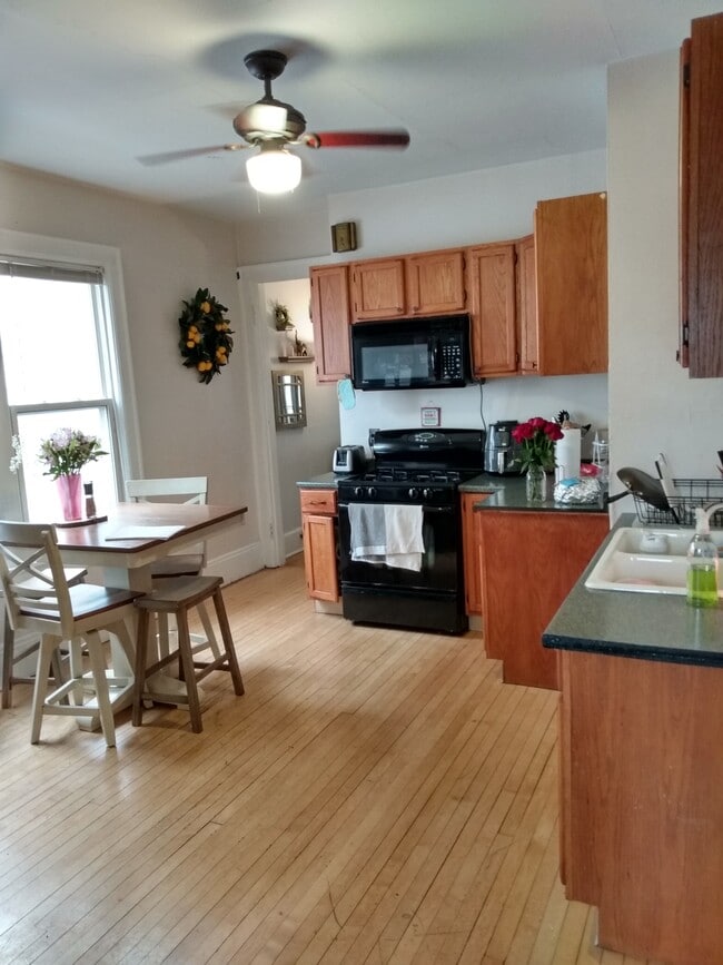 Building Photo - 2948 N Newhall St Unit Lower