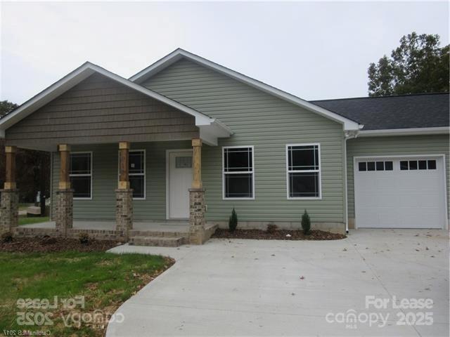 Building Photo - 917 Oakwood Ave