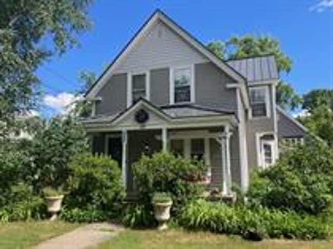 Building Photo - 209 Roxbury St Unit 2
