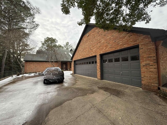 Building Photo - 765 Sweetbrier Rd