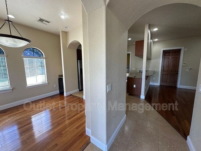 Photo - 2005 Baylarian Blvd