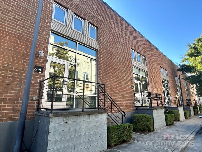 Building Photo - 913 Westmere Ave