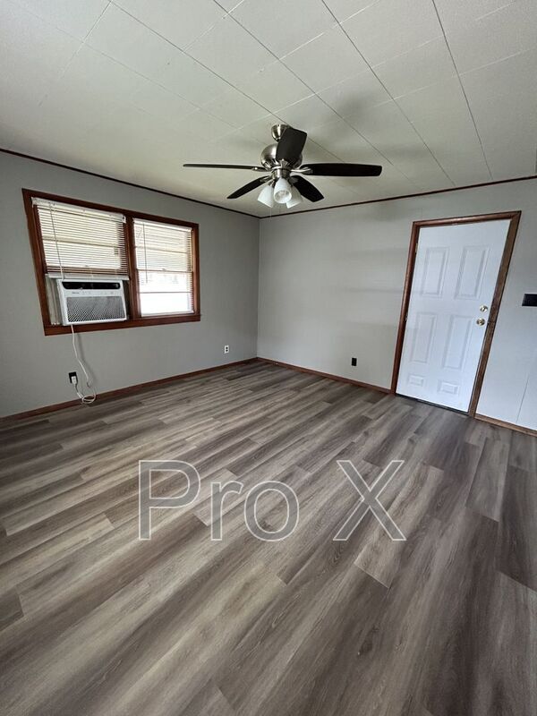 Photo - 302 E 7th St