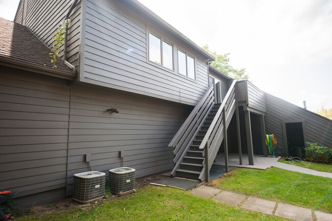 Building Photo - 260 Hogan Rd Unit 1