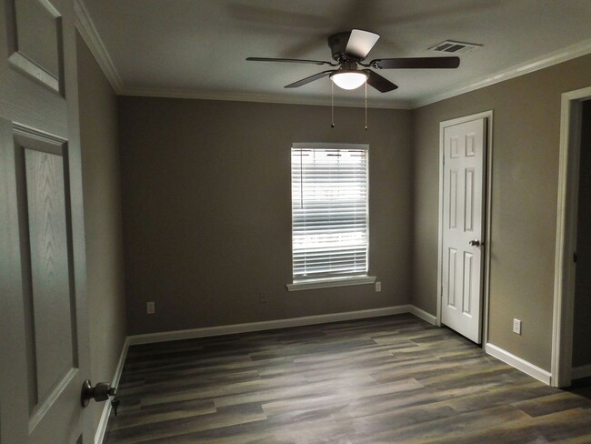 Building Photo - Room For Rent Unit 152 Varsity Rm C Rental