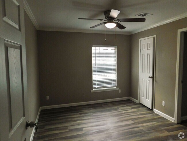 Building Photo - Room For Rent Unit 152 Varsity Rm C Rental