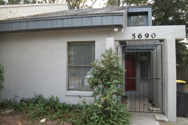 Building Photo - 2/2 Townhome Located Near NAS Jax