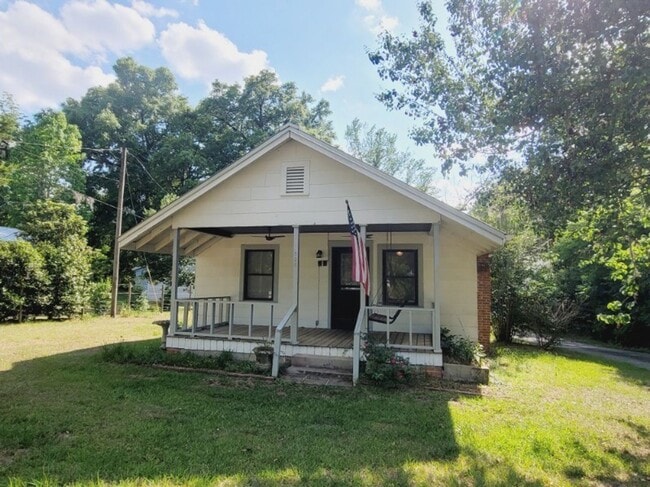 Building Photo - Quaint Downtown Quincy 2/1 w/ Deck, Large Yard, & Rocking Chair Front Porch! Available Now for $1...