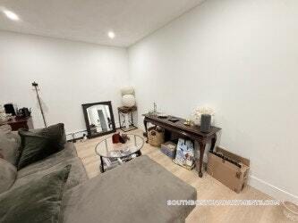 Building Photo - 740 E 7th St