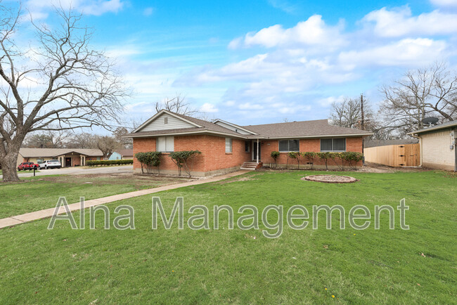 Photo - 302 Linkcrest Dr House