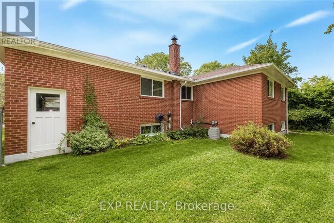 Photo - 114 Castlegrove Blvd